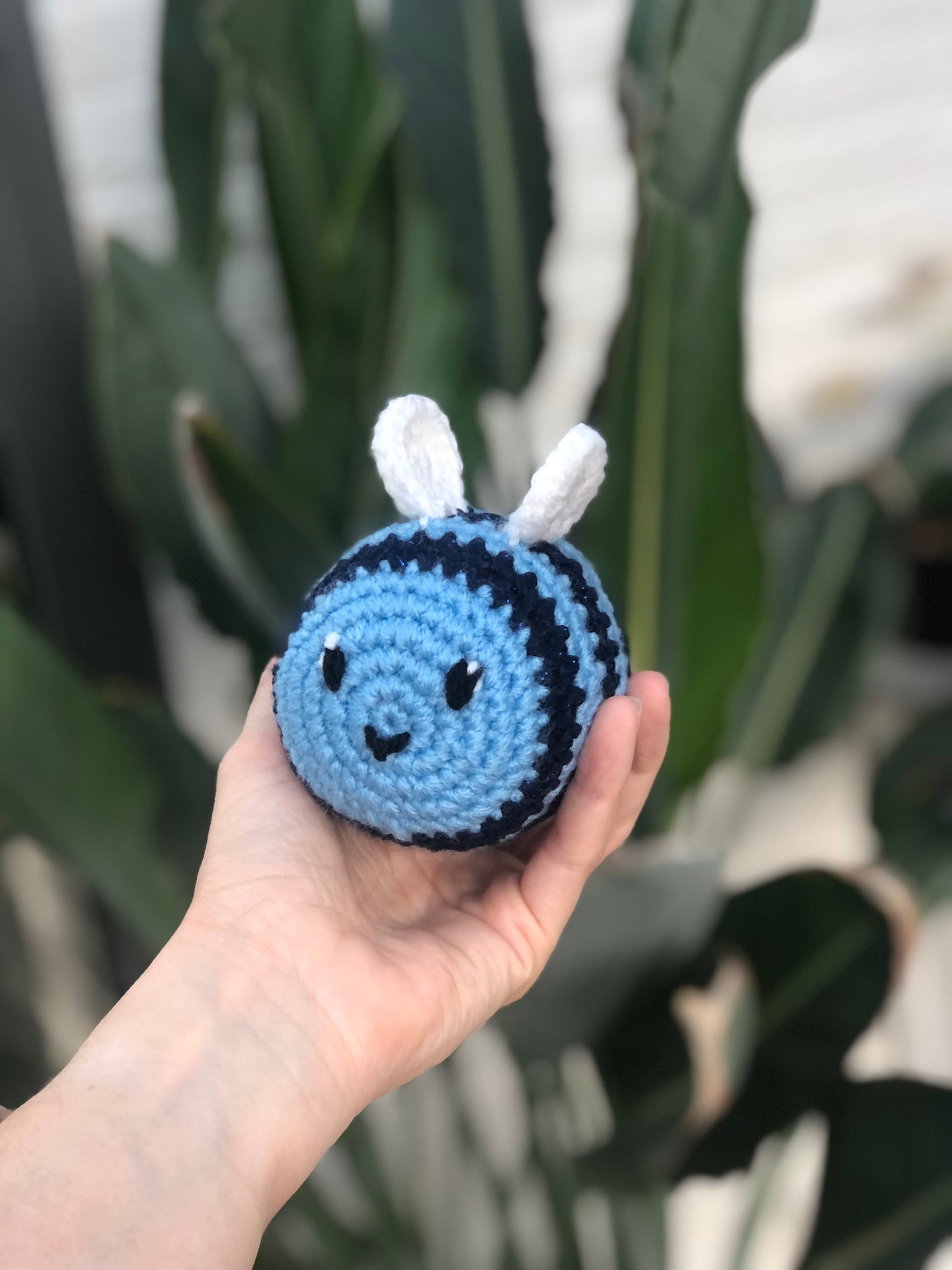 Amigurumi bij blauw