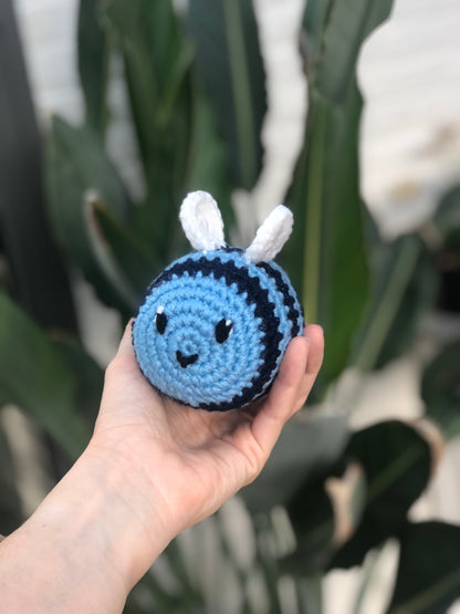 Amigurumi bij blauw