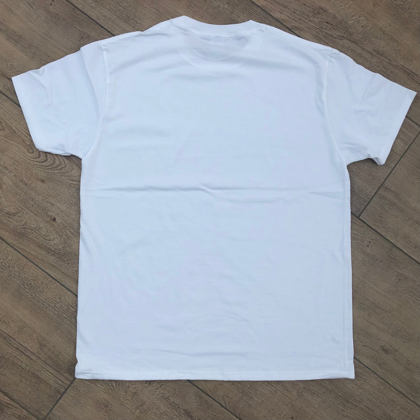 T-shirt man met grote opdruk