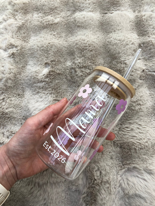 Glazen drinkbeker “mama est. …” met bloemen