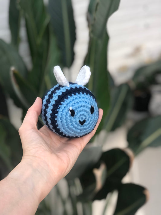 Amigurumi bij blauw
