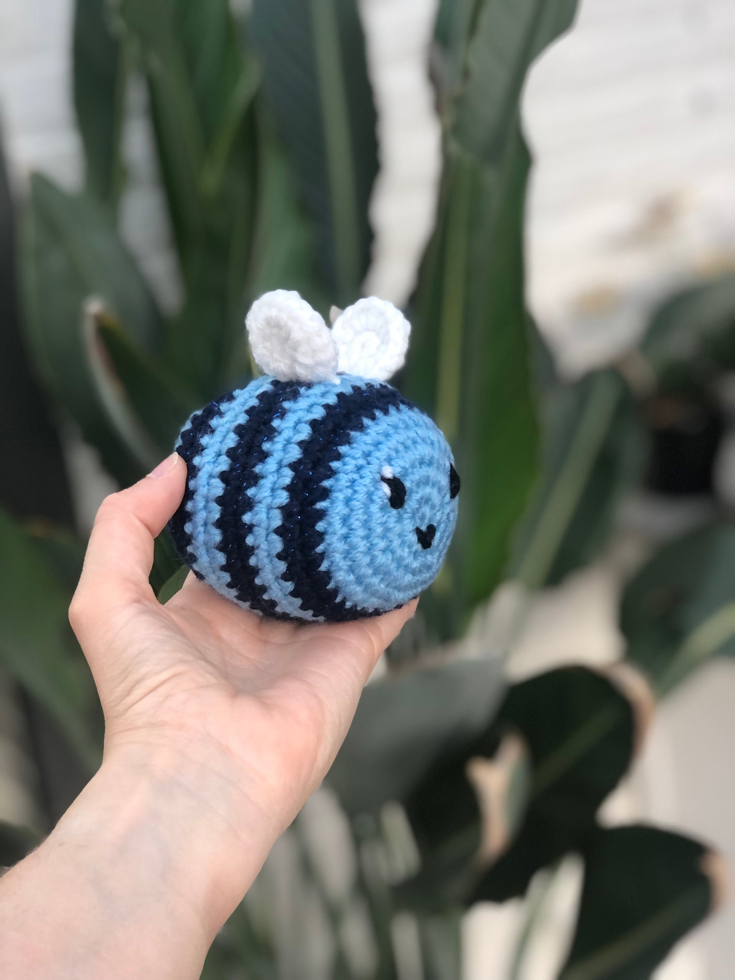 Amigurumi bij blauw